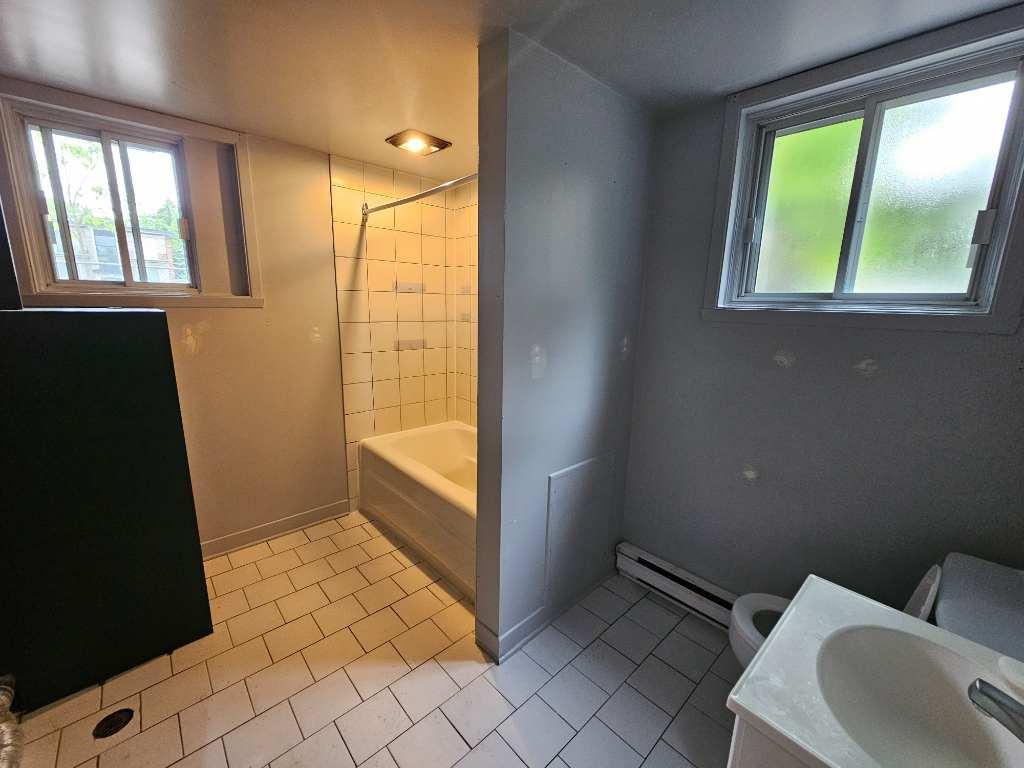Beau 4 1/2 demi sous sol à Laval (bord de l'eau)