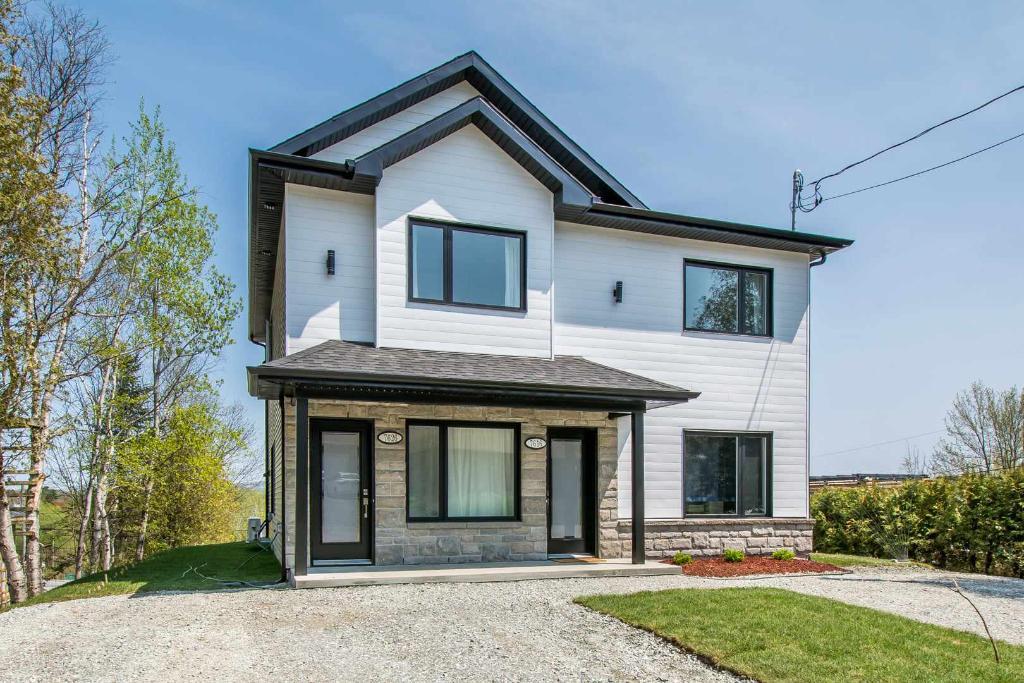 Luxueux 4 1/2 disponible 1er juillet, construction 2023, merveilleuse vue sur le Lac Magog