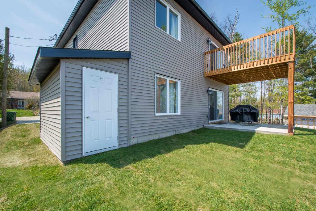 Luxueux 4 1/2 disponible 1er juillet, construction 2023, merveilleuse vue sur le Lac Magog