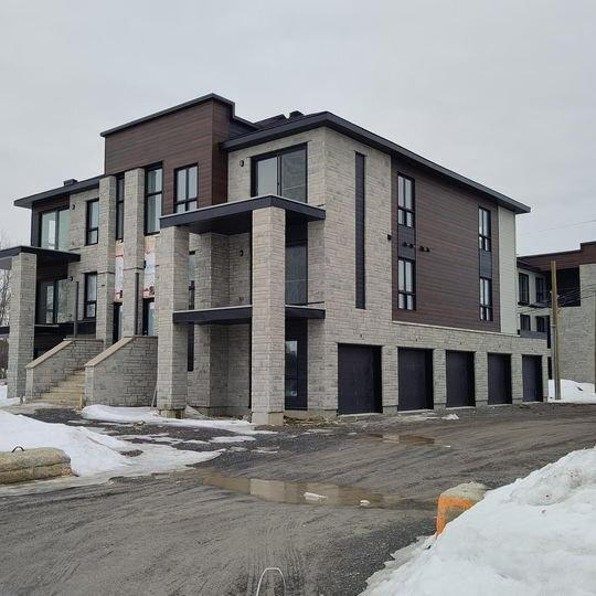 Spacieux 4 ½ moderne avec 2 salles de bain et garage – 318-B Angèle-Chartrand - LAVAL