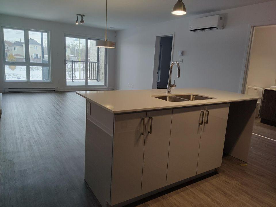 Spacieux 4 ½ moderne avec 2 salles de bain et garage – 318-B Angèle-Chartrand - LAVAL