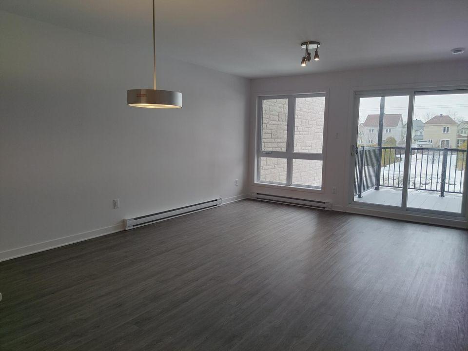 Spacieux 4 ½ moderne avec 2 salles de bain et garage – 318-B Angèle-Chartrand - LAVAL