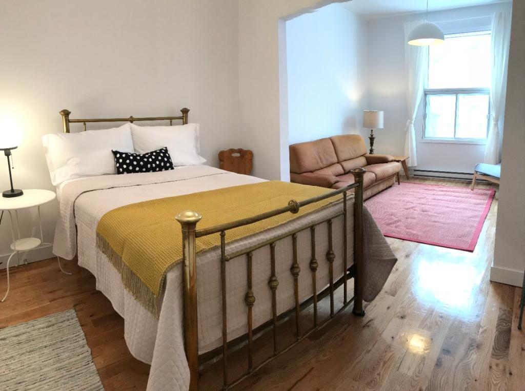 Rez-de-chaussé sur 2 étages avec cour/Métro St-Henri
