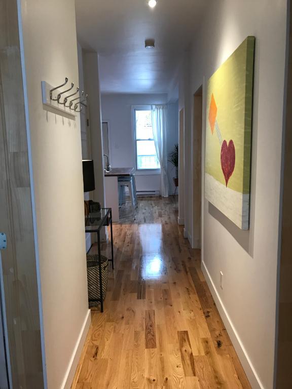 Rez-de-chaussé sur 2 étages avec cour/Métro St-Henri