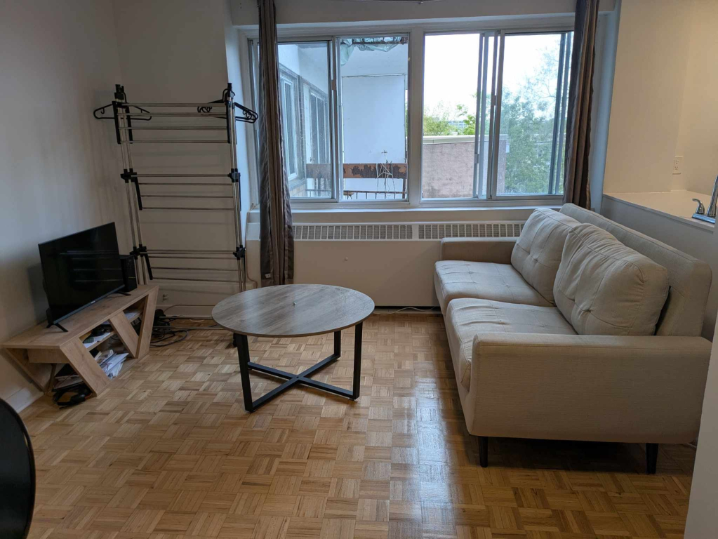 Bright 3 ½ – 5 Min Walk Metro Acadie – $