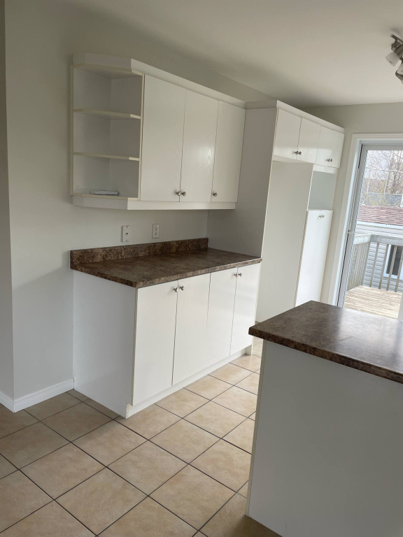 5 1/2 Haut Maison 3CAC Cour Privée LIBRE