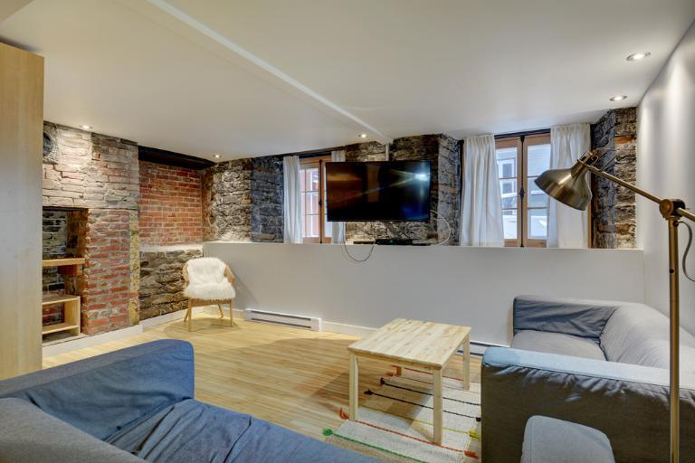 Loft entièrement meublé à louer Vieux-Québec août 2025