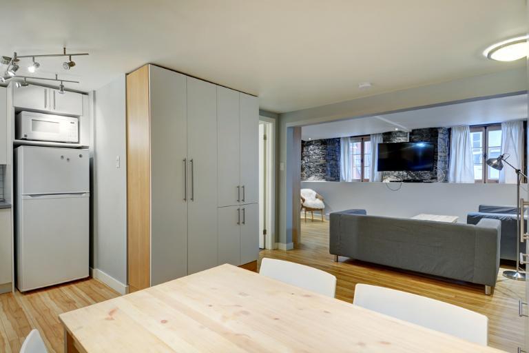 Loft entièrement meublé à louer Vieux-Québec août 2025