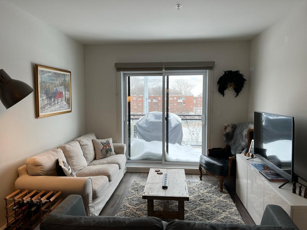UNITÉ DE COIN! VIVEZ VOTRE LUXE ! Magnifique condo haut de gamme de 2 chambres situé dans un immeuble sécuritaire et près d'un parc