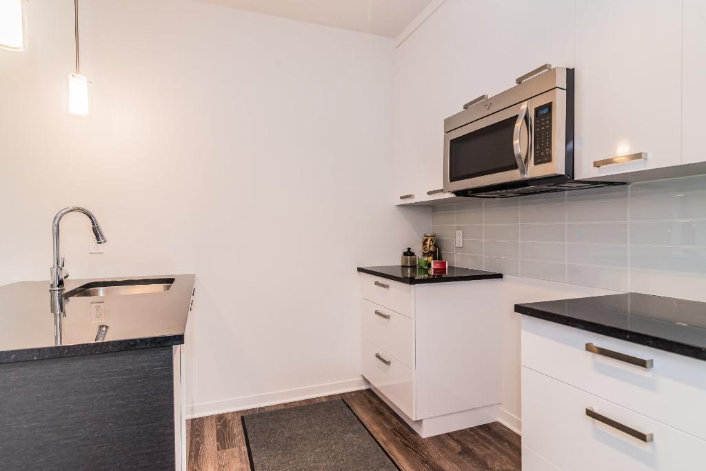 VIVEZ VOTRE LUXE ! Magnifique condo haut de gamme de 2 chambres situé dans un immeuble sécuritaire et près d'un parc.