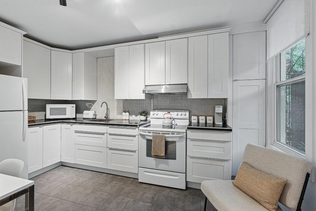 APPARTEMENT MEUBLÉ & CLÉ EN MAIN AVEC COUR PRIVÉE / STATIONNEMENT