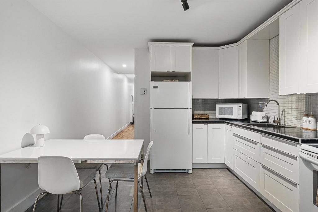 APPARTEMENT MEUBLÉ & CLÉ EN MAIN AVEC COUR PRIVÉE / STATIONNEMENT