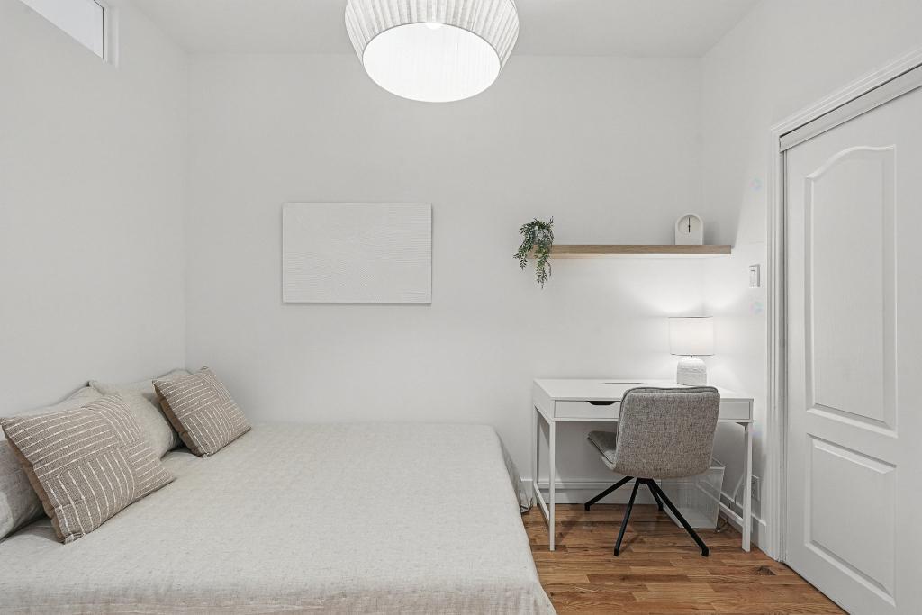 APPARTEMENT MEUBLÉ & CLÉ EN MAIN AVEC COUR PRIVÉE / STATIONNEMENT