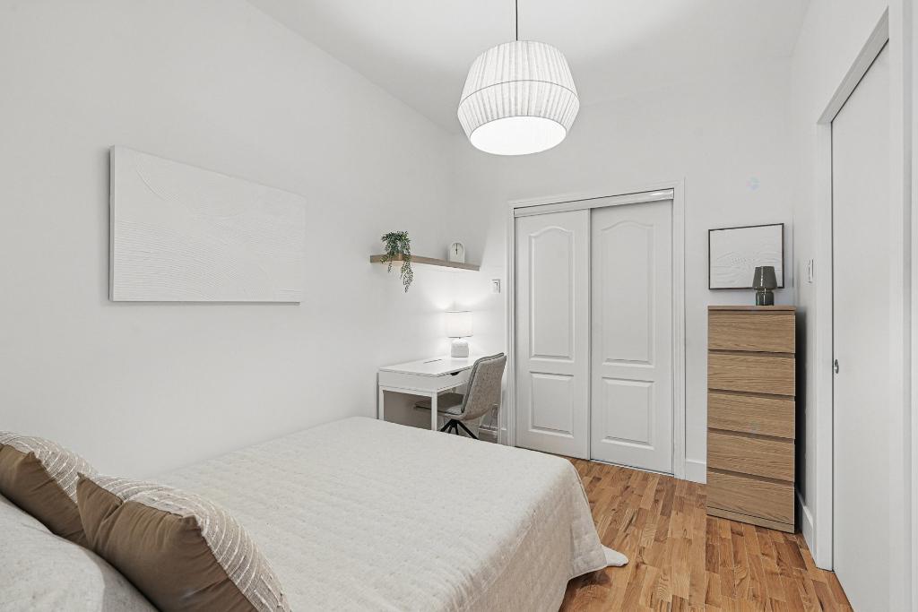 APPARTEMENT MEUBLÉ & CLÉ EN MAIN AVEC COUR PRIVÉE / STATIONNEMENT