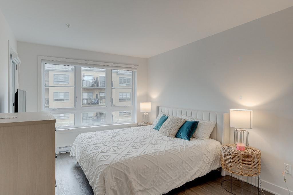 Condo / Appartement à louer, UNITÉ DE COIN! À 5 minutes de Montréal par le pont A25