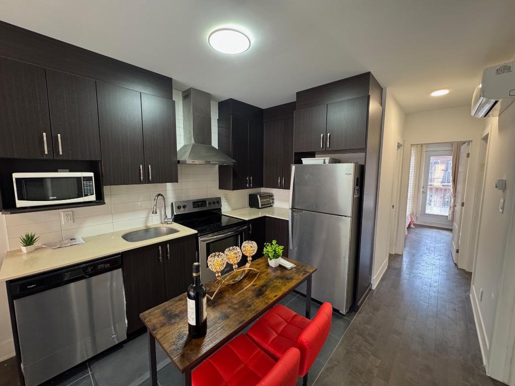 Furnished 5 1/2 (3 Bed, 2 Baths) Modern Condo, Metro Pie-IX