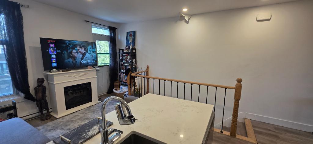 🏡Beautifully renovated 3 1/2 on top floor