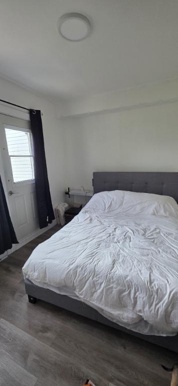 🏡Beautifully renovated 3 1/2 on top floor