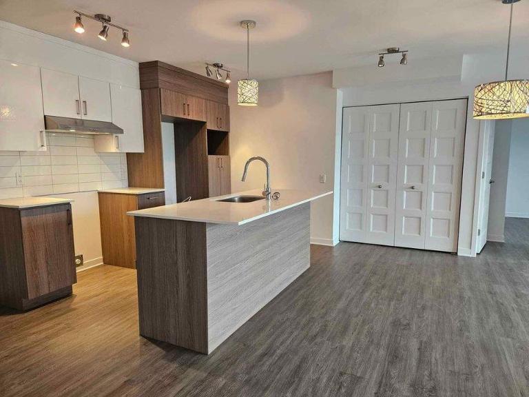 2 CH - 1 SDB - Laval - $2,100 /mo
