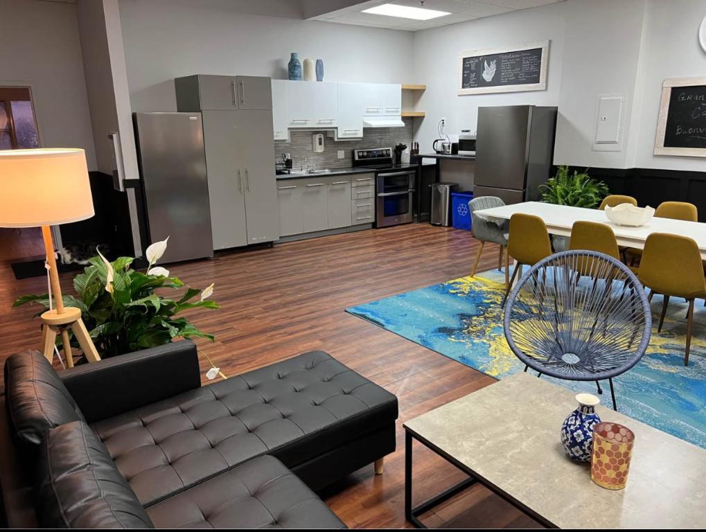 Promotion !! Grand Studio tout inclus a Granby , au bord de la riviere Yamaska ou les animaux sont permis!