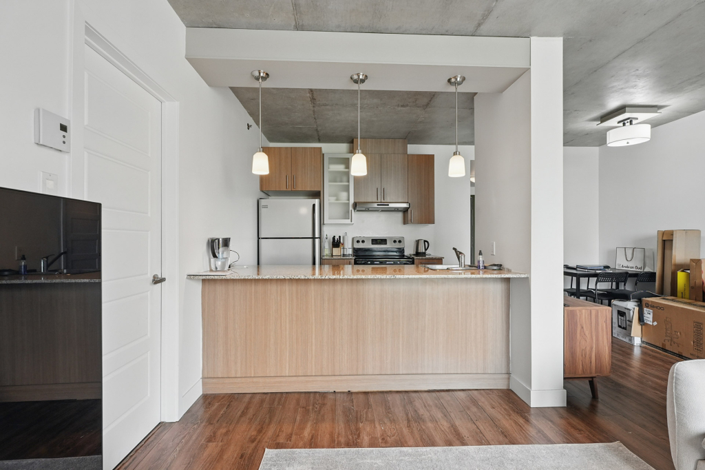 TRÈS GRAND CONDO 1 CHAMBRE CENTRE VILLE
