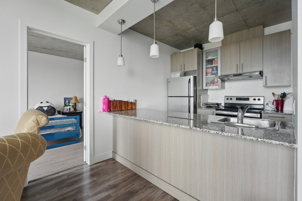 Magnifique Logement 2 Ch. + Den à Louer