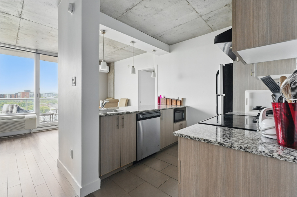 Magnifique Logement 2 Ch. + Den à Louer