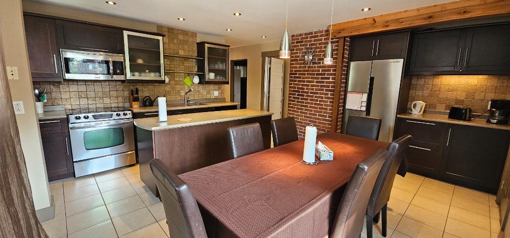 JUILLET - Logement 5 1/2 avec climatisation / 3 chambres / cour extérieure