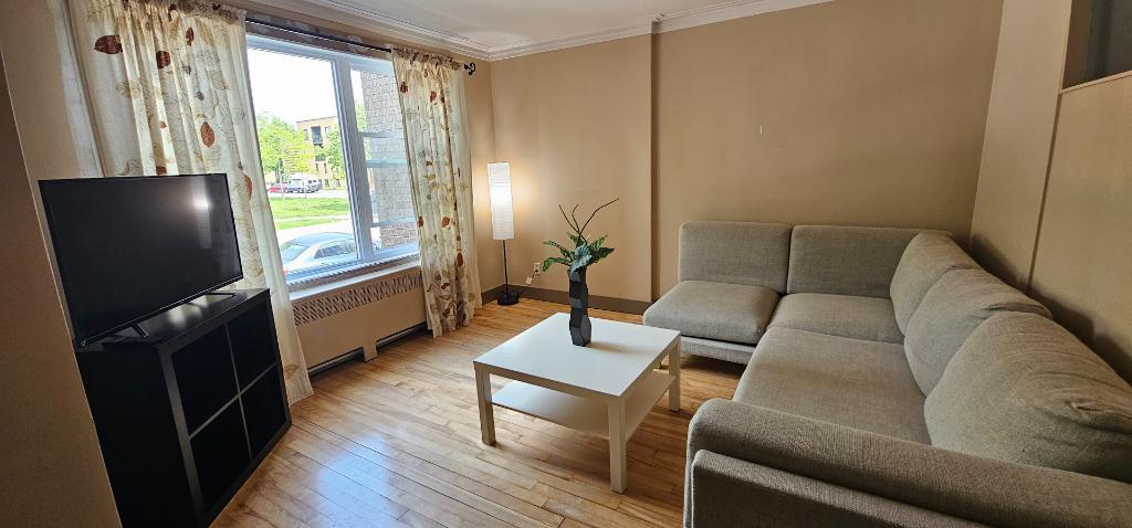 JUILLET - Logement 5 1/2 avec climatisation / 3 chambres / cour extérieure