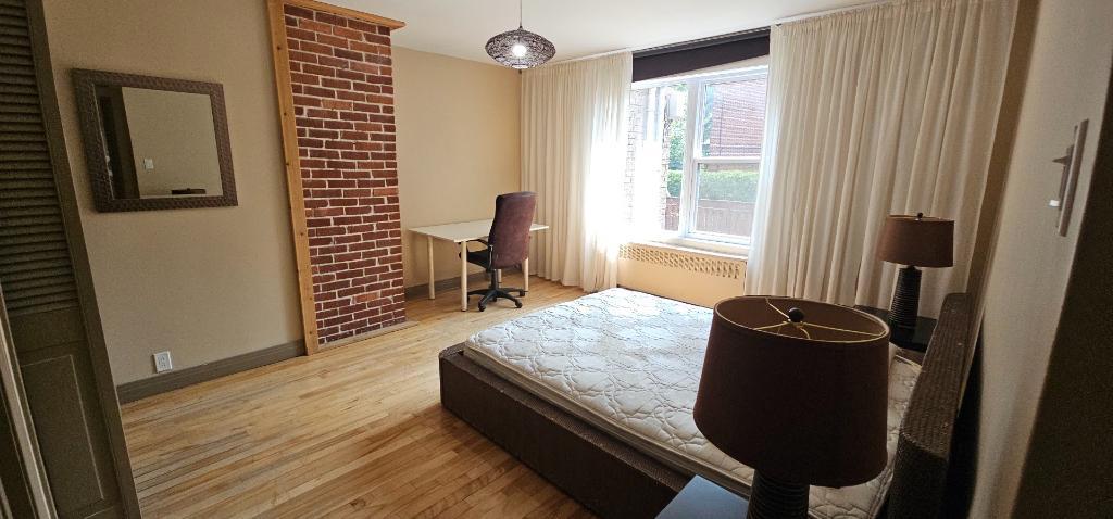 JUILLET - Logement 5 1/2 avec climatisation / 3 chambres / cour extérieure