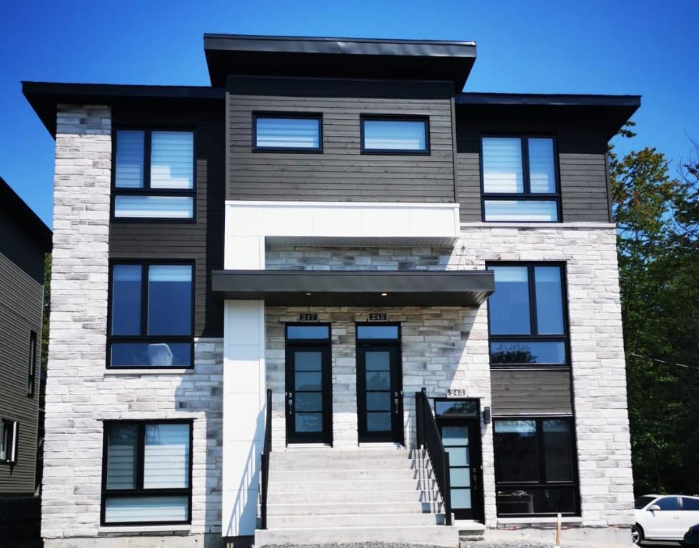 Condo 5 1/2 à louer, sur 2 étages, stationnement, construction 2021 - St-Jérôme 1er juillet 2025