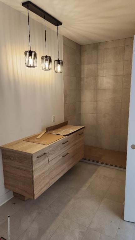 Condo Moderne 2 Chambres, 1 Salle de Bain à Louer – 2080 $/mois (Stationnement Inclus)