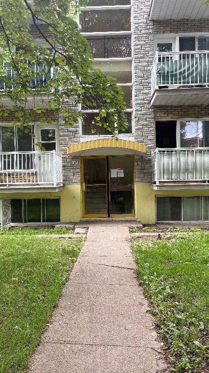 À louer – 1350$/mois - Disponible dès maintenant - 3 ½ poêle, frigo inclus