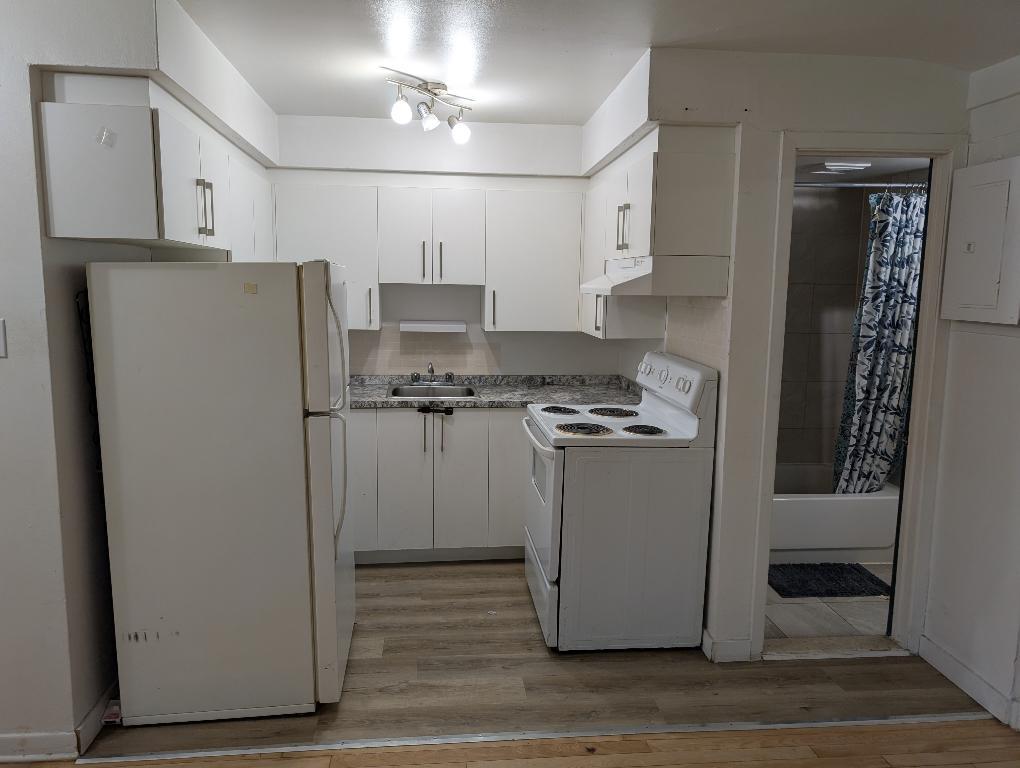 À louer – 1350$/mois - Disponible dès maintenant - 3 ½ poêle, frigo inclus
