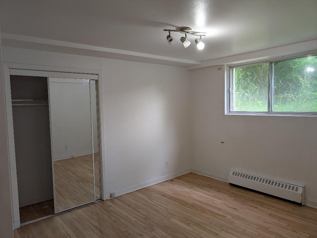 À louer – 1350$/mois - Disponible dès maintenant - 3 ½ poêle, frigo inclus