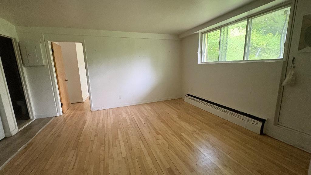 À louer – 1350$/mois - Disponible dès maintenant - 3 ½ poêle, frigo inclus