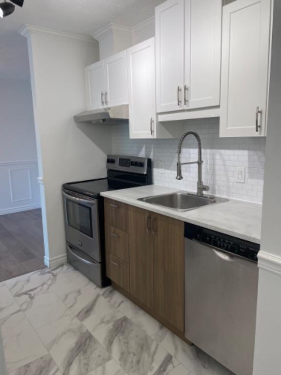 APPARTEMENT 4 1/2 À LOUER LUXUEUX ACCÈS LAC MAGOG ÉLECTROS INCLUS A/C PISCINE PAS DE CHIENS PAS ASCENCEUR INTERNET INCLUS