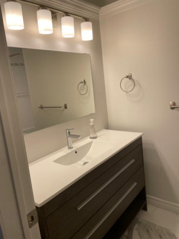APPARTEMENT 4 1/2 À LOUER LUXUEUX ACCÈS LAC MAGOG ÉLECTROS INCLUS A/C PISCINE PAS DE CHIENS PAS ASCENCEUR INTERNET INCLUS