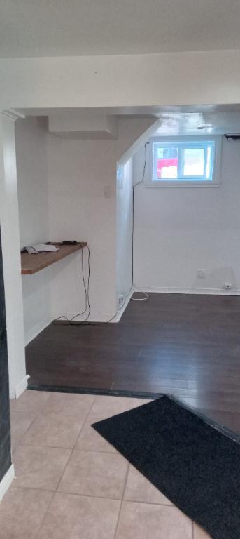 Grand logement 41/2 1400$ à louer Sous Sol 4 Électro inclus