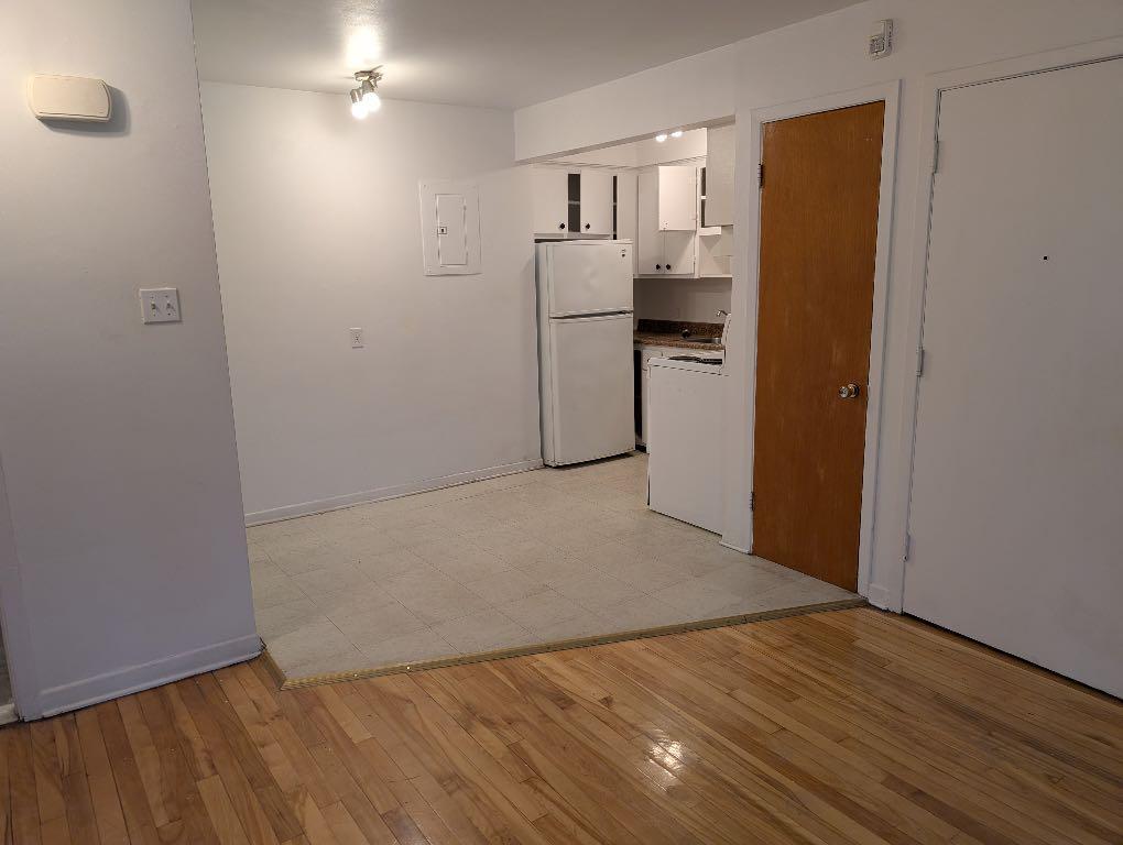1575$/mois - Disponible dès maintenant - 4 ½ - poêle, frigo inclus - balcon