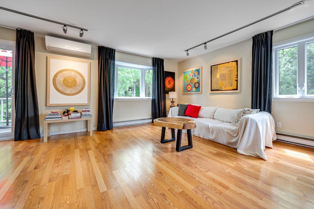 À Louer: 5 ½ rénové avec garage privé, 2 terrasses et 3 chambres au pied À Louer – 5 ½ rénové avec garage privé, 2 terrasses et 3 chambres à Ste-Julie