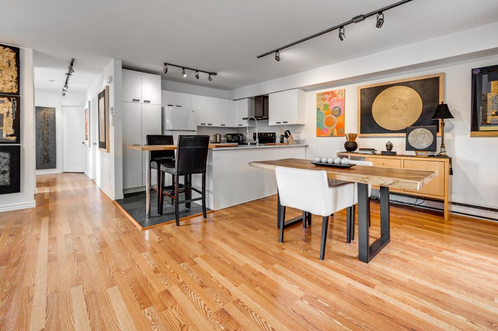 À Louer: 5 ½ rénové avec garage privé, 2 terrasses et 3 chambres au pied À Louer – 5 ½ rénové avec garage privé, 2 terrasses et 3 chambres à Ste-Julie
