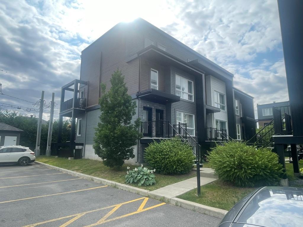 Superbe 5 1/2 style Condo ! Sur 2 Étages - Cour Privé - A/C- Libre 1 Aout 2025 !! Rare sur Marche