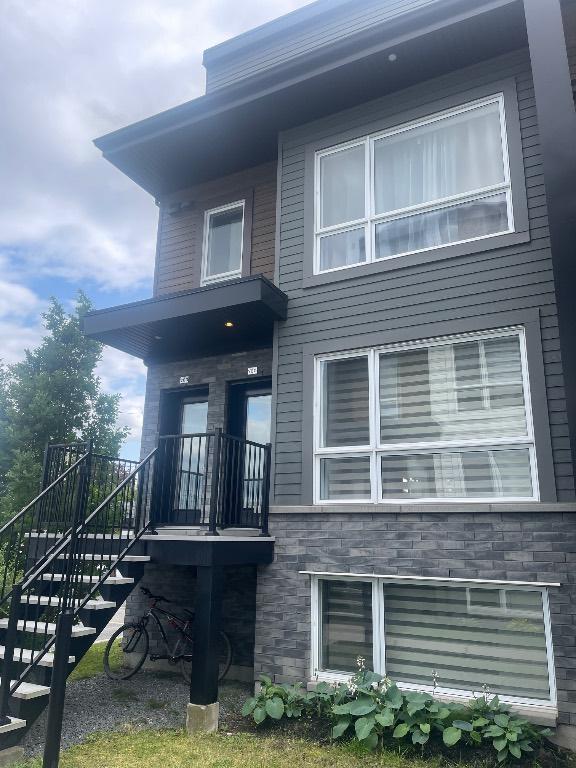 Superbe 5 1/2 style Condo ! Sur 2 Étages - Cour Privé - A/C- Libre 1 Aout 2025 !! Rare sur Marche