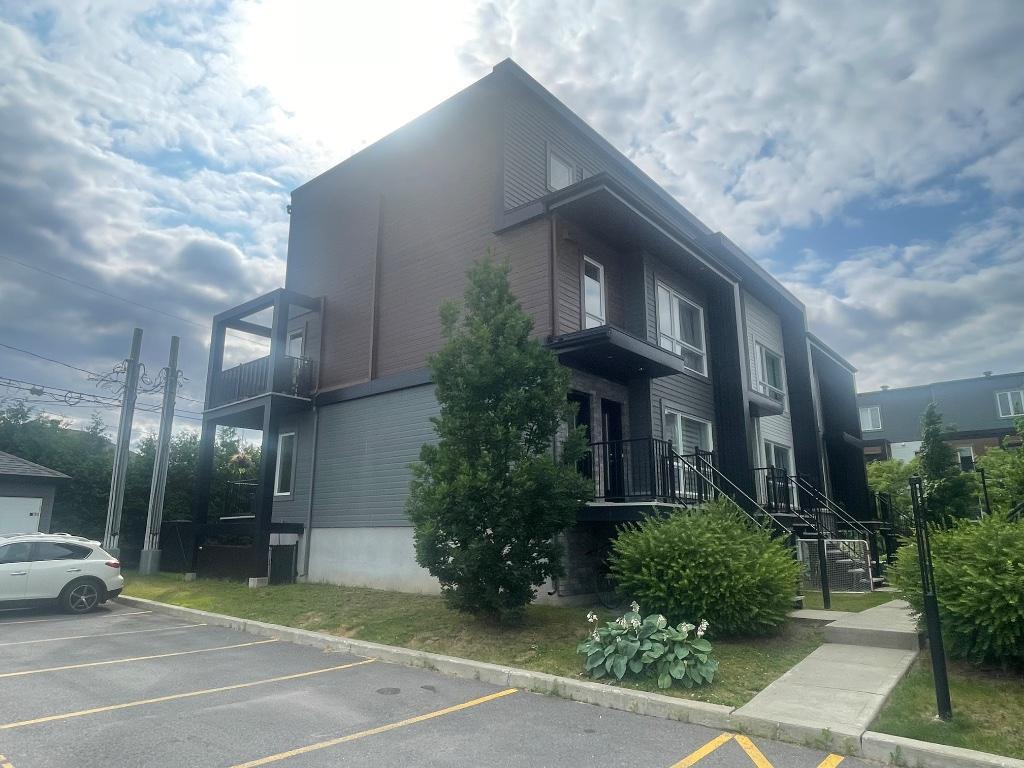 Superbe 5 1/2 style Condo ! Sur 2 Étages - Cour Privé - A/C- Libre 1 Aout 2025 !! Rare sur Marche
