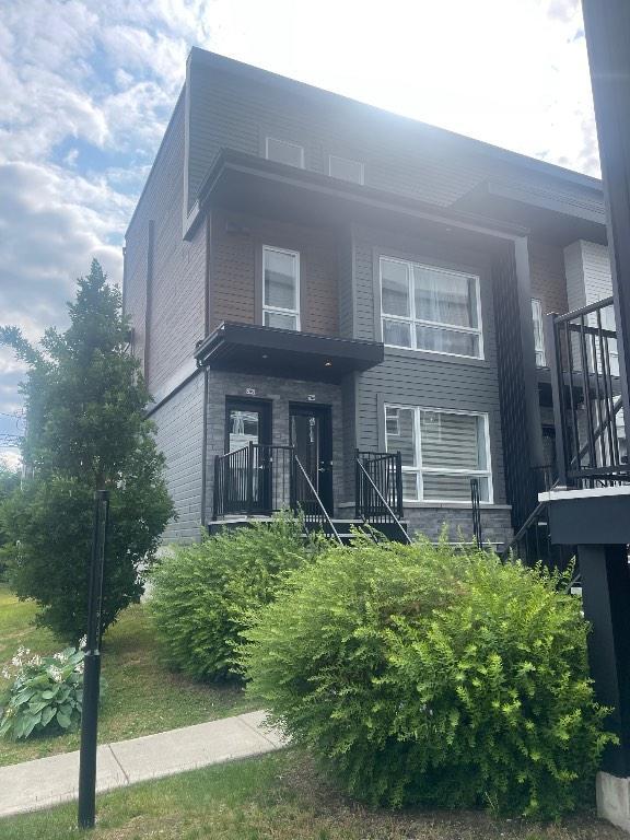 Superbe 5 1/2 style Condo ! Sur 2 Étages - Cour Privé - A/C- Libre 1 Aout 2025 !! Rare sur Marche