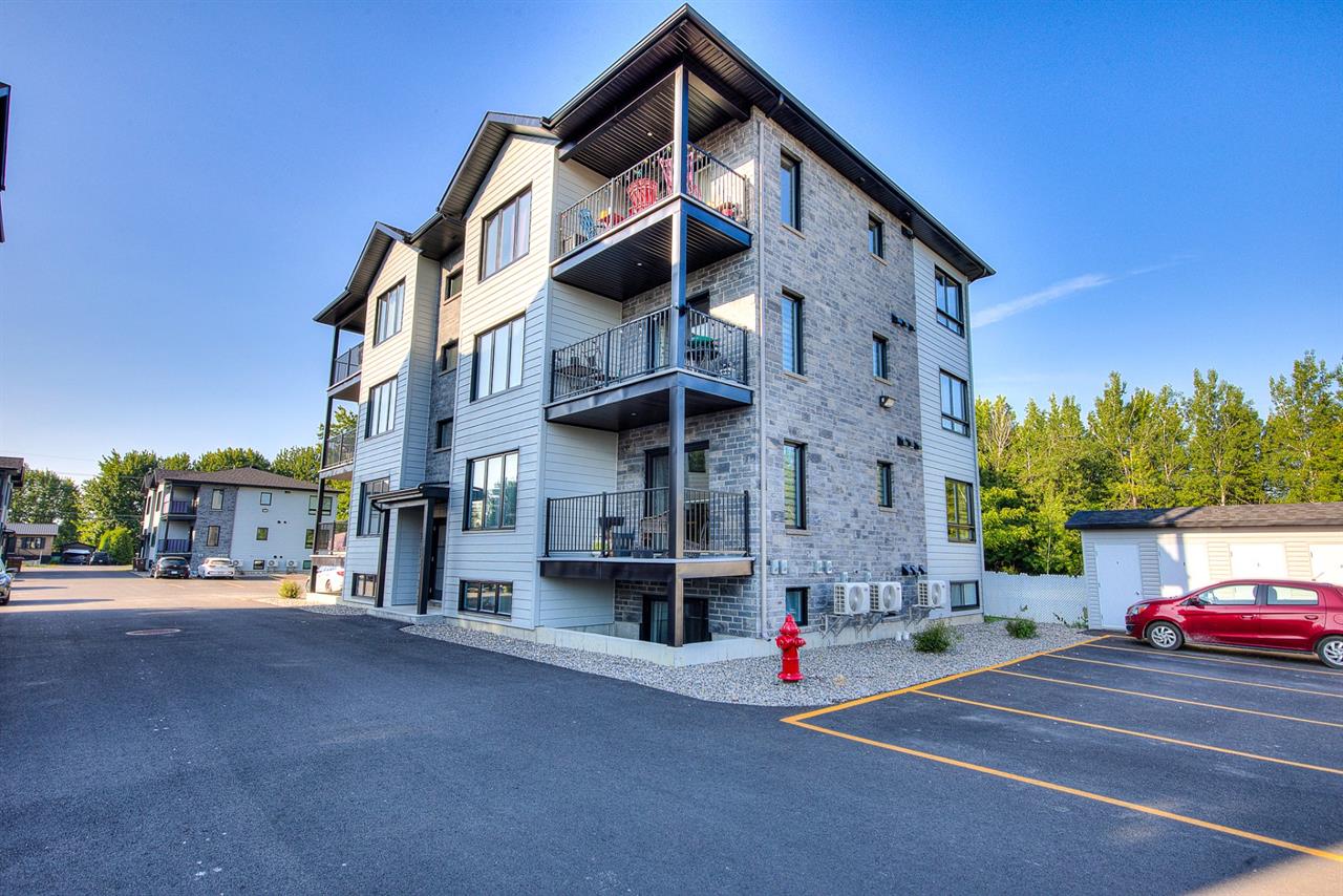 Appartement Saint-Zotique À Louer