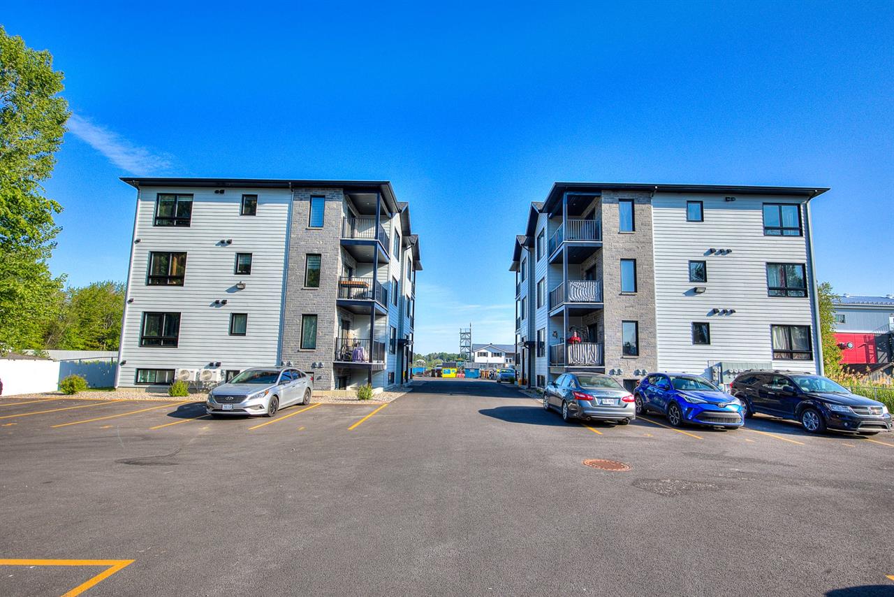 Appartement Saint-Zotique À Louer