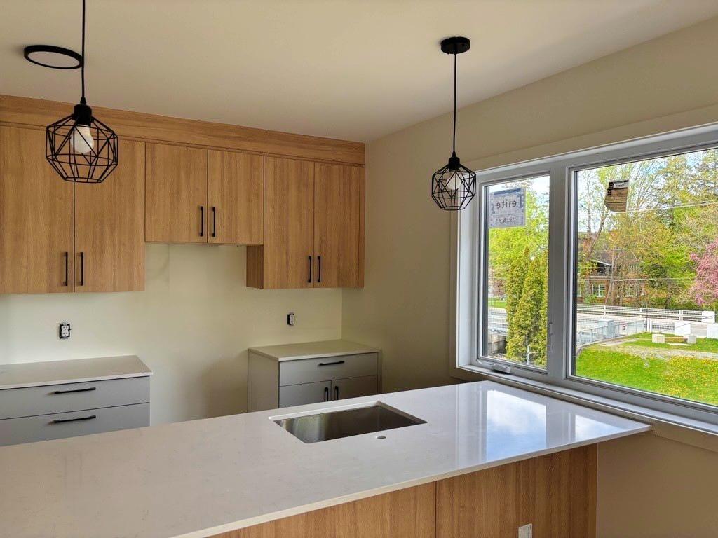 Immeuble - 14 Rue Allen Est, Waterloo 5 Et Demi Neuf - Waterloo