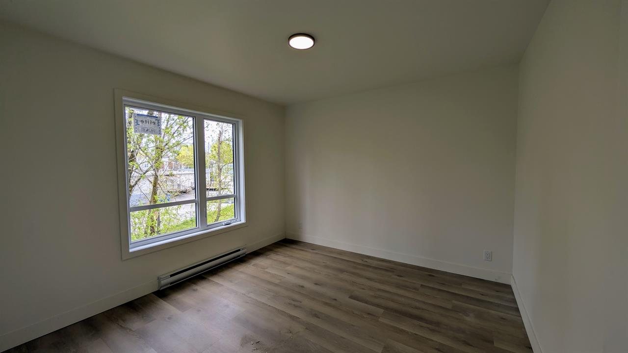 Immeuble - 14 Rue Allen Est, Waterloo 5 Et Demi Neuf - Waterloo